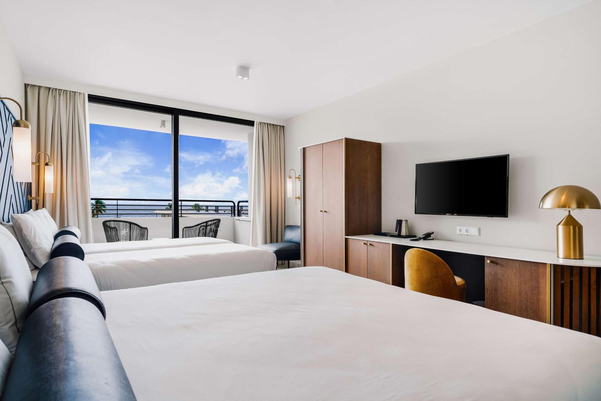 King Guest Room with Two Single Beds and Ocean View