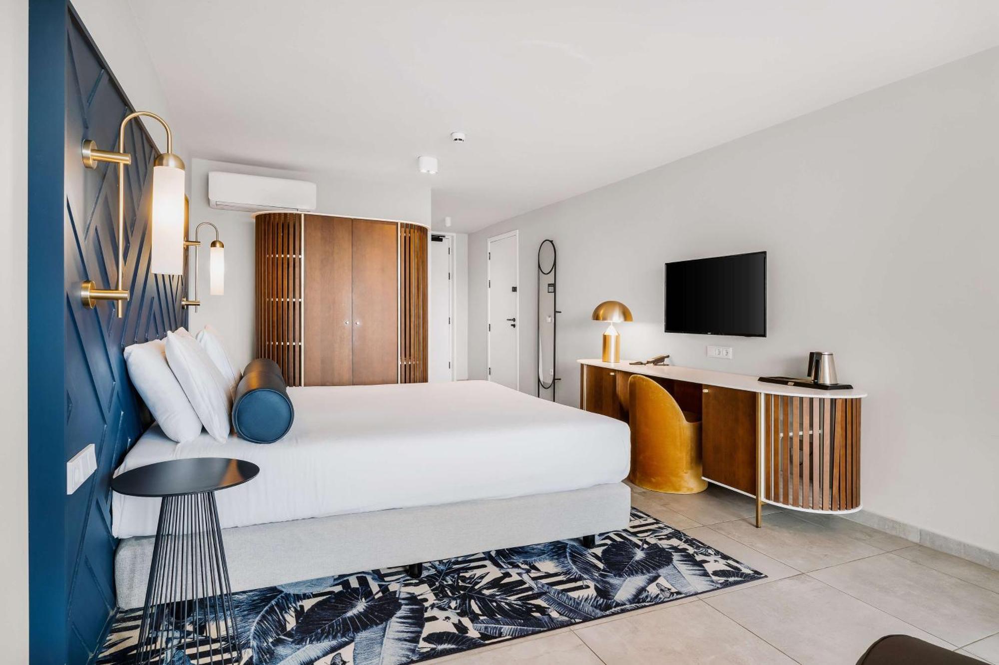 Deluxe King Room Partial Ocean View